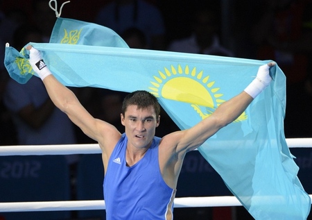Serik Sapiyev receives Best Boxer Trophy